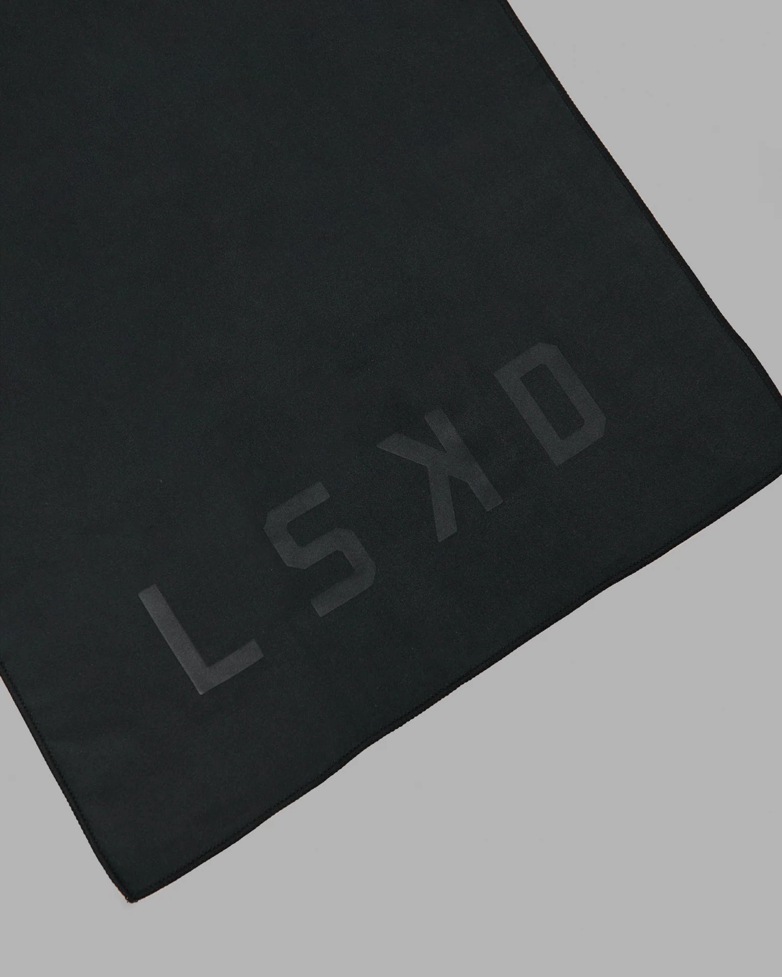 Perform Microfibre Lightweight Towel Small - Black 4 Perform Microfibre Lightweight Towel Small - Black