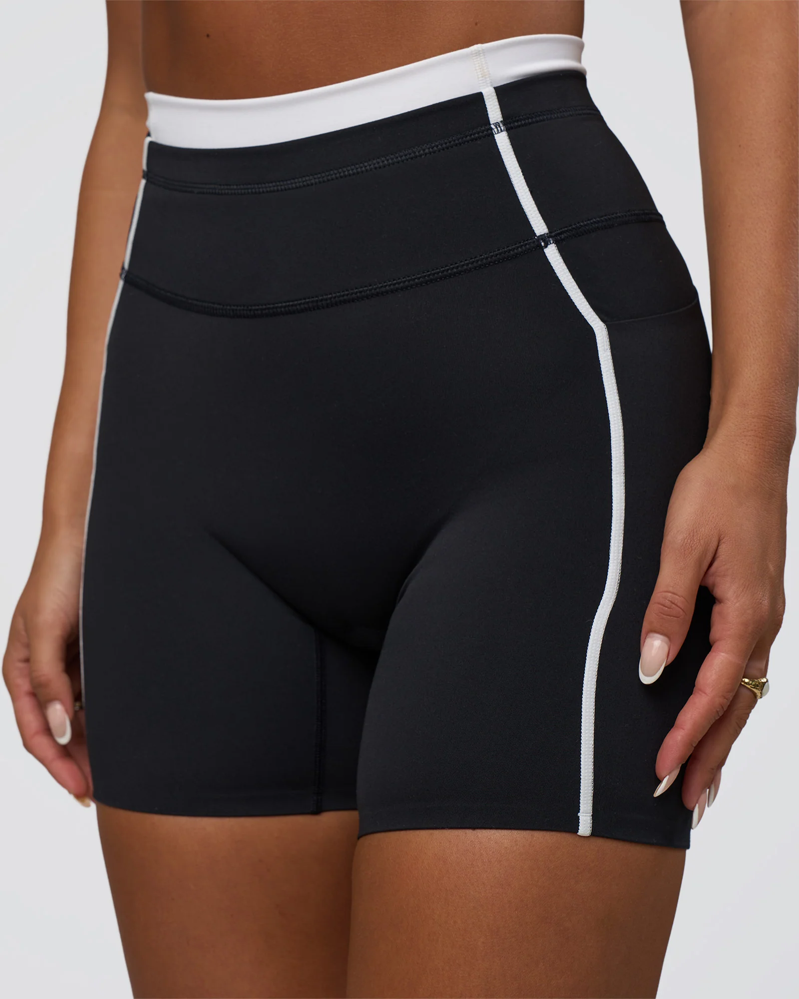 Liberate Contrast High-Rise 6" Short Pockets - Black-White 3 Liberate Contrast High-Rise 6" Short Pockets - Black-White
